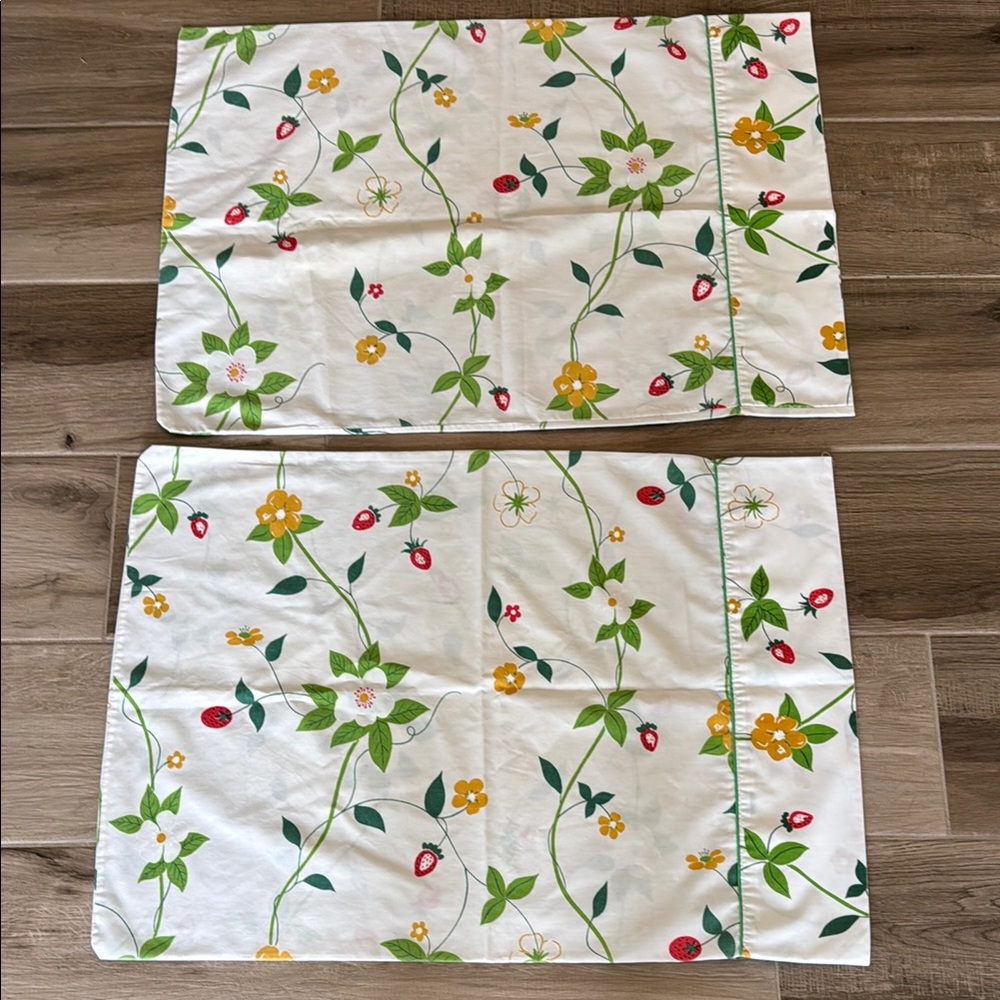 Vintage Utica Percale strawberry floral print set of 2 standard pillowcases